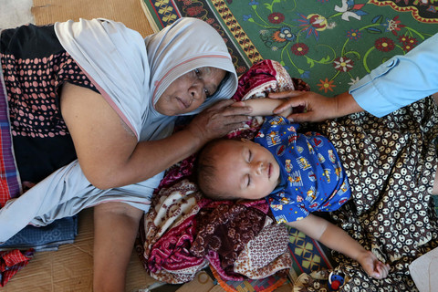 Pengungsi bencana banjir luapan Sungai Tingkeum beristirahat bersama anaknya di posko pengungsian Aceh Masjid Jamie Al-Itiqamah, Ulee Tutue, Bireuen, Aceh, Senin (1/12/2025). Foto: Yudi Manar/ANTARA FOTO 