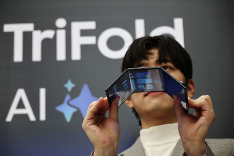 Seorang model berpose untuk foto dengan Galaxy Z TriFold selama acara di tokonya di Seoul, Korea Selatan, Selasa (2/12/2025). Foto: Kim Hong-Ji/REUTERS