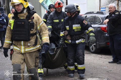 Petugas pemadam kebakaran menggotong jenazah yang tewas akibat serangan Rusia ke Ukraina di Dnipro, Ukraina, Senin (1/12/2025). Foto: State Emergency Service of Ukraine/Handout via REUTERS
