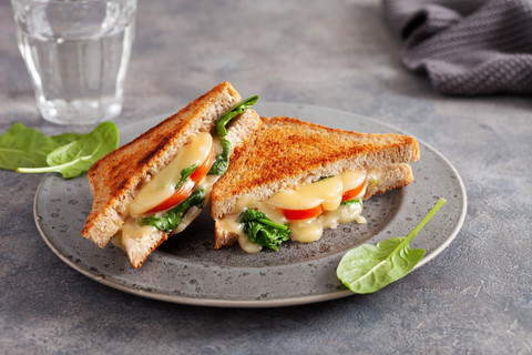 Ilustrasi roti bayam keju. Foto: Olga Miltsova/Shutterstock