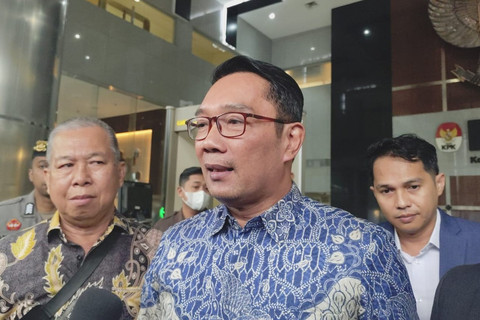 Mantan Gubernur Jawa Barat Ridwan Kamil usai menjalani pemeriksaan di Gedung Merah Putih KPK, Jakarta, Selasa (2/12/2025). Foto: Jonathan Devin/kumparan