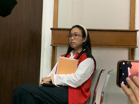 Terdakwa Melani direktur promotor konser Mecimapro, menjalani sidang perdana kasus dugaan penggelapan dana di PN Jakarta Selatan, Selasa (2/12/2025). Foto: Vincentius Mario/kumparan