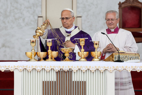 Paus Leo XIV memimpin Misa Kudus dalam perjalanan apostolik pertamanya di Beirut, Lebanon, Selasa (2/12/2025). Foto: Mohamed Azakir/REUTERS