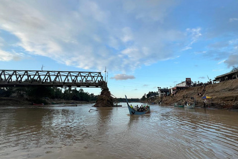 Jembatan Kuta Blang yang putus akibat diterjang banjir di Desa Blang Mee, Kecamatan Kuta Blang, Kabupaten Bireuen, Aceh, Selasa (2/12/2025). Foto: Hedi/kumparan