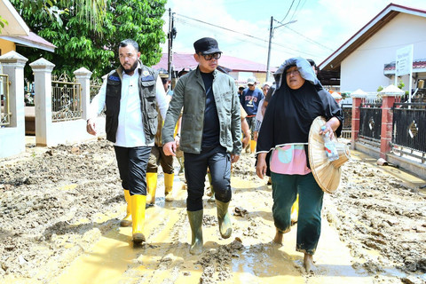 Wamendagri Bima Arya Sugiarto meninjau lokasi terdampak banjir di Kota Padang, Sumatera Barat, Selasa (2/12/2025). Foto: Kemendagri RI