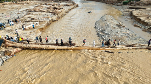 Batang kayu dan tali jadi jembatan darurat menuju Desa Garoga, Kecamatan Batang Toru, Kabupaten Tapanuli Selatan, Sumut. Foto: Sunyoto Masjid Nurul Ashri Sleman