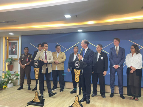 Menko Kumham Imipas, Yusril Ihza Mahendra (kiri), dan Duta Besar Belanda untuk Indonesia, Marc Gerritsen (kanan), dalam konferensi pers terkait pemindahan narapidana asal Belanda, di Kantor Kemenko Kumham Imipas, Jakarta, Selasa (2/12/2025). Foto: Fadhil Pramudya/kumparan