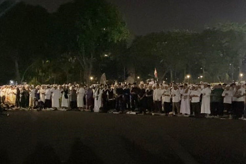 Massa Reuni Akbar 212 menunaikan salat gaib untuk korban bencana Sumatera di Lapangan Monas, Jakarta, Selasa (2/12/2025). Foto: Rachmadi Rasyad/kumparan