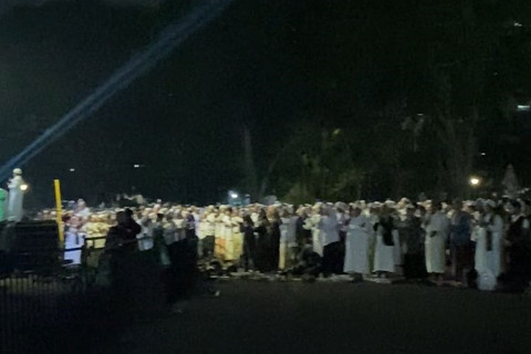 Massa Reuni Akbar 212 menunaikan salat gaib untuk korban bencana Sumatera di Lapangan Monas, Jakarta, Selasa (2/12/2025). Foto: Rachmadi Rasyad/kumparan