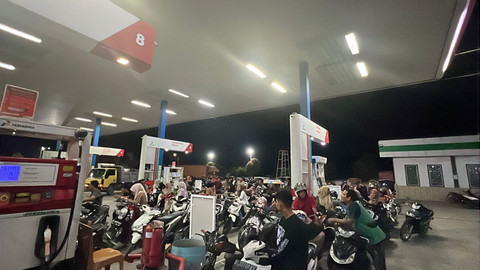 Antrean mengisi bahan bakar di SPBU Kabupaten Bireuen dan Kabupaten Sigli, Aceh, Selasa (2/12/2025). Foto: Hedi/kumparan