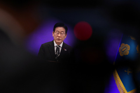 Presiden Korea Selatan Lee Jae Myung memberikan pidato memperingati satu tahun deklarasi darurat militer di Gedung Biru, Seoul, Korea Selatan, Rabu (3/12/2025). Foto: Kim Hong-Ji/REUTERS