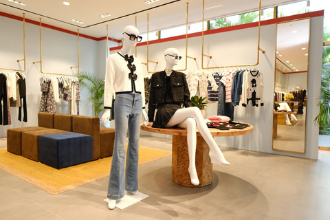 Flagship store pertama ALICE + OLIVIA by Stacey Bendet hadir di Ground Floor Plaza Senayan, Jakarta. Foto: MAP Fashion