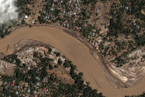 Citra satelit rumah dan bangunan jembatan setelah banjir bandang di Bireuen, Aceh, pada Minggu (30/11/2025). Foto: Vantor/HO via REUTERS