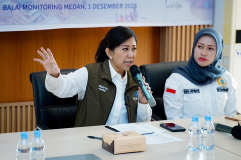 Menteri Komunikasi dan Digital Meutya Hafid memimpin rapat koordinasi bencana Sumatera di Medan, Senin (1/12/2025). Foto: Komdigi