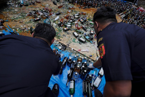 Bea Cukai memusnahkan barang hasil penindakan dan penerimaan Kanwil Bea Cukai Jakarta di kantor wilayah setempat, Rabu (3/11/2025). Foto: Jamal Ramadhan/kumparan