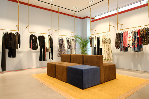 Flagship store pertama ALICE + OLIVIA by Stacey Bendet hadir di Ground Floor Plaza Senayan, Jakarta. Foto: MAP Fashion