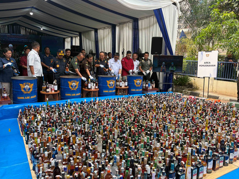 Proses pemusnahan barang kena cukai ilegal di Kanwil Bea Cukai Jakarta, Rabu (3/12/2025). Foto: Najma Ramadhanya/kumparan