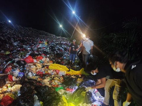 Petugas melakukan pencarian bayi yang dibuang di TPA. Foto: Dok. Polres Sambas.