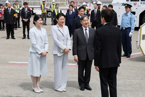 Kaisar Jepang Naruhito (ketiga dari kiri), Permaisuri Masako (kedua dari kiri), dan putri mereka, Putri Aiko (kiri), berangkat ke Prefektur Okinawa di Bandara Haneda, Tokyo, pada 4 Juni 2025. Foto: JIJI PRESS/AFP