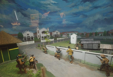 Diorama yang menggambarkan Serangan Umum 1 Maret 1949 di Yogyakarta dipimpin oleh beberapa tokoh sesuai sektornya, di antaranya Letkol Soeharto memimpin pasukan di sektor barat, Ventje Sumual di sektor timur, Mayor Sardjono di sektor selatan, dan Mayor Kusno di sektor utara. (Foto: Dokumen Pribadi)