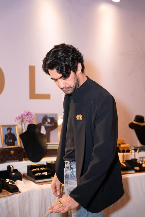 Reza Rahadian dengan koleksinya bersama Tulola, Reza dalam Dua Dasarasa. Foto: Tulola