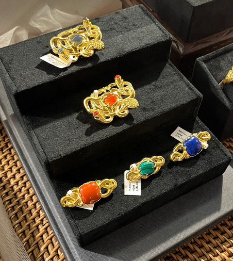 Bros dengan batu alam warna biru yang jadi pilihan pribadi Reza Rahadian. Foto: Avissa Harness/kumparan