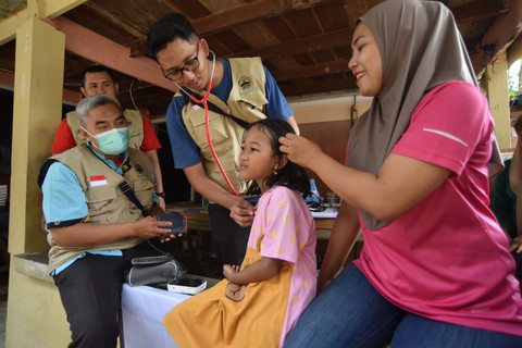Petugas kesehatan memeriksa kondisi warga korban banjir bandang di Batu Busuk, Pauh, Padang, Sumatera Barat, Rabu (3/12/2025). Foto: Iggoy el Fitra/ANTARA FOTO