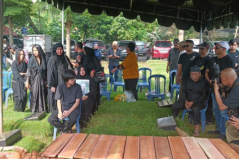 Pemakaman jenazah Epy Kusnandar di TPU Jeruk Purut, Jakarta, Kamis (4/2/2025). Foto: Giovanni/kumparan