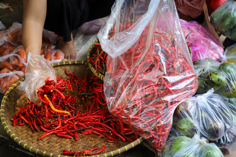 Pedagang menata cabai rawit dagangannya di Pasar Induk Kramat Jati, Jakarta, Kamis (4/12/2025). Foto: Iqbal Firdaus/kumparan