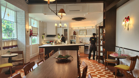 Cooking class 'Discover True Taste of Minang' memasak gulai ikan masin bersama Uda Dian Anugrah di Next Door Kemang. Foto: Azalia Amadea/kumparan