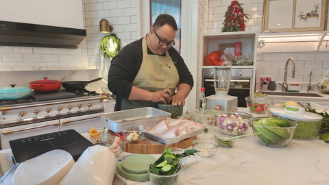 Cooking class 'Discover True Taste of Minang' memasak gulai ikan masin bersama Uda Dian Anugrah di Next Door Kemang. Foto: Azalia Amadea/kumparan