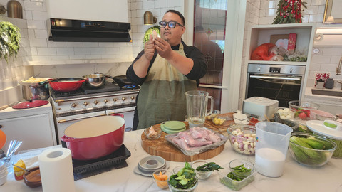 Cooking class 'Discover True Taste of Minang' memasak gulai ikan masin bersama Uda Dian Anugrah di Next Door Kemang. Foto: Azalia Amadea/kumparan
