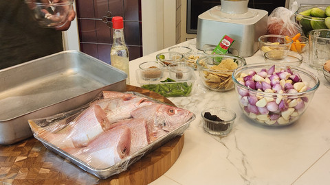 Cooking class 'Discover True Taste of Minang' memasak gulai ikan masin bersama Uda Dian Anugrah di Next Door Kemang. Foto: Azalia Amadea/kumparan