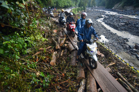 Pengendara melintasi jalan darurat di kawasan Mega Mendung, Lembah Anai, Tanah Datar, Sumatera Barat, Kamis (4/12/2025). Foto: Iggoy el Fitra/ANTARA FOTO