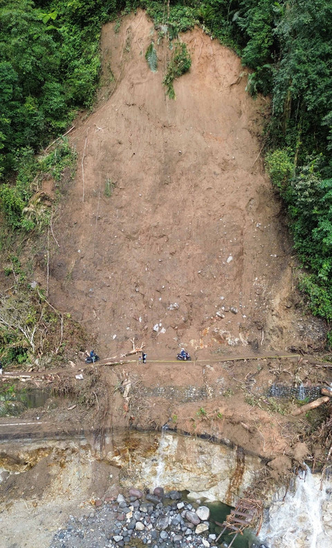 Foto udara pengendara melintasi jalan darurat di kawasan Mega Mendung, Lembah Anai, Tanah Datar, Sumatera Barat, Kamis (4/12/2025). Foto: Iggoy el Fitra/ANTARA FOTO