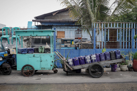 Penampakan jeriken berisi air bersih yang dijual di sekitar Muara Angke, Jakarta Utara, Kamis (4/12/2025). Foto: Jamal Ramadhan/kumparan