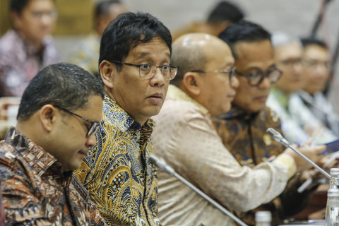 Menteri Keuangan Purbaya Yudhi Sadewa (kedua kiri) bersiap mengikuti rapat kerja dengan Komisi XI DPR di Kompleks Parlemen, Senayan, Jakarta, Kamis (4/12/2025).  Foto: Asprilla Dwi Adha/ANTARA FOTO