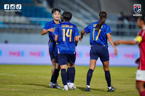Pertandingan Timnas Wanita Indonesia vs Thailand di laga pembuka Grup A SEA Games 2025 pada Kamis (4/12) di Chonburi Stadium. Foto: Facebook/ Thai Women's Football