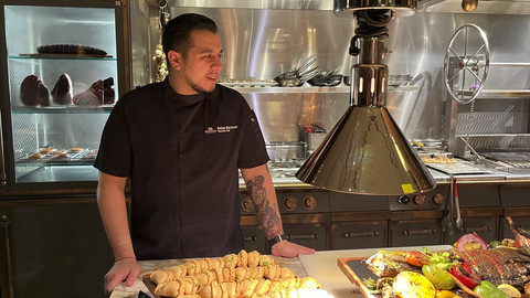 Chef Matias Mardones dalam acara preview Christmas Eve Dinner 25hours Hotel Jakarta the Oddbird. Foto: Gitario Vista Inasis/kumparan