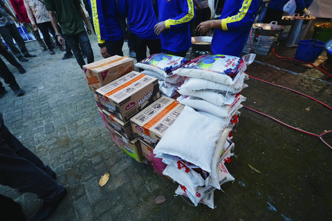 Wakil Menteri Sosial Agus Jabo Priyono saat meninjau dapur umum dan menyalurkan bantuan logistik bagi korban banjir di Langkat, Sumatera Utara, Kamis (4/12/2025). Foto: Fickri Fadillah/Biro Humas Kemensos