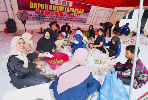 Wakil Menteri Sosial Agus Jabo Priyono saat meninjau dapur umum dan menyalurkan bantuan logistik bagi korban banjir di Langkat, Sumatera Utara, Kamis (4/12/2025). Foto: Fickri Fadillah/Biro Humas Kemensos