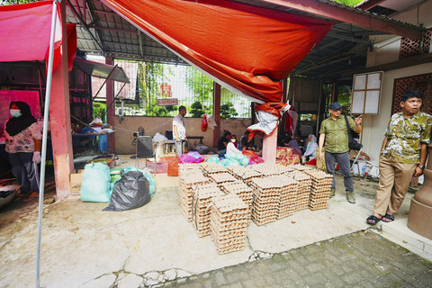 Wakil Menteri Sosial Agus Jabo Priyono saat meninjau dapur umum dan menyalurkan bantuan logistik bagi korban banjir di Langkat, Sumatera Utara, Kamis (4/12/2025). Foto: Fickri Fadillah/Biro Humas Kemensos