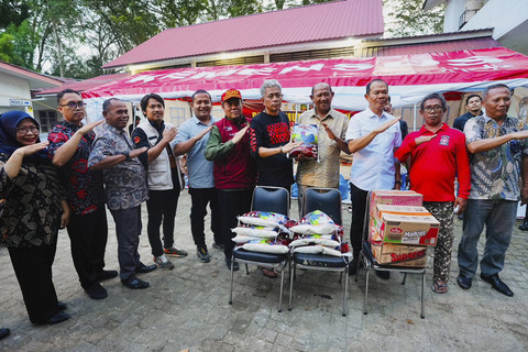 Wakil Menteri Sosial Agus Jabo Priyono saat meninjau dapur umum dan menyalurkan bantuan logistik bagi korban banjir di Langkat, Sumatera Utara, Kamis (4/12/2025). Foto: Fickri Fadillah/Biro Humas Kemensos
