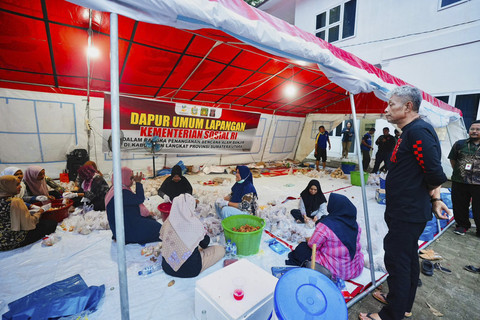 Wakil Menteri Sosial Agus Jabo Priyono saat meninjau dapur umum dan menyalurkan bantuan logistik bagi korban banjir di Langkat, Sumatera Utara, Kamis (4/12/2025). Foto: Fickri Fadillah/Biro Humas Kemensos