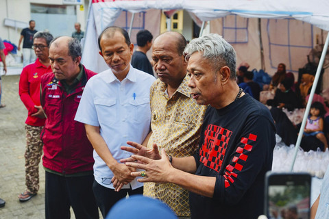 Wakil Menteri Sosial Agus Jabo Priyono saat meninjau dapur umum dan menyalurkan bantuan logistik bagi korban banjir di Langkat, Sumatera Utara, Kamis (4/12/2025). Foto: Fickri Fadillah/Biro Humas Kemensos