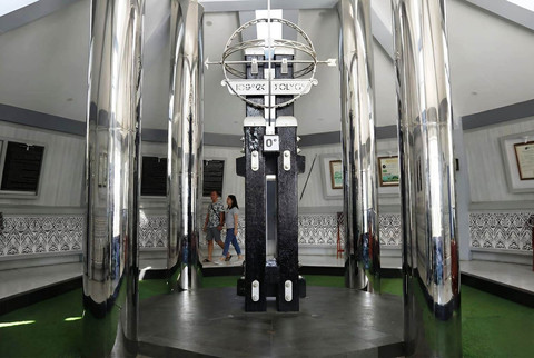 Tugu Khatulistiwa asli buatan Belanda sebagai monumen titik nol bumi. (Foto : Fahruddin Fitriya)