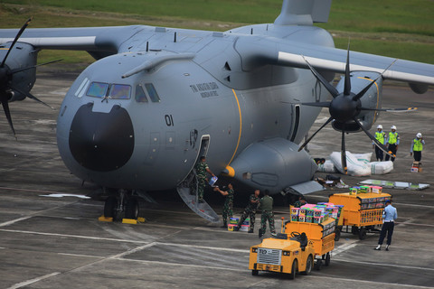 Petugas menurunkan bantuan logistik bencana dari Pesawat Airbus A 400 TNI Angkatan Udara saat tiba di Bandara Internasional Sultan Iskandar Muda, Blang Bintang, Kabupaten Aceh Besar, Aceh, Kamis (4/12/2025). Foto: ANTARA FOTO/Ampelsa