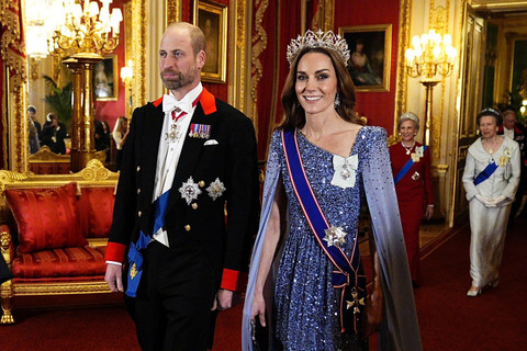Kate Middleton (Catherine, Princess of Wales) memakai tiara langka Oriental Circlet di state banquet Kastil Windsor, Inggris, Rabu (3/12/2025). Foto: Aaron Chown/Pool/AFP