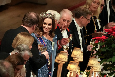 Kate Middleton (Catherine, Princess of Wales) memakai tiara langka Oriental Circlet di state banquet Kastil Windsor, Inggris, Rabu (3/12/2025). Foto: Carlos Jasso/Pool/AFP