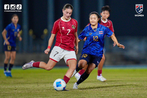 Felicia de Zeeuw sedang berduel dengan pemain Thailand dalam laga perdana Grup A SEA Games 2025 di Stadion Chonburi, Thailand, Kamis (4/12). Foto: Facebook/ Thai Women's Football